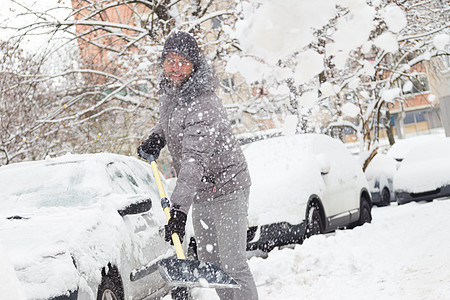 冬天有人在铲雪风暴夹克薄片男性雪花降雪街道男人天气季节图片