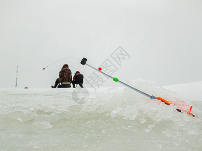 俄罗斯的冰雪捕鱼冬钓工具白色娱乐渔夫钓竿爱好季节旅行男人图片