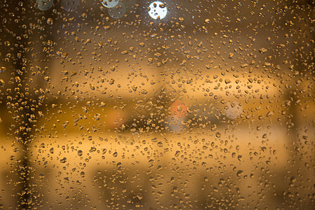 晚上在公寓房的玻璃上撒下雨滴图片