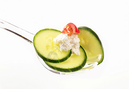 黄瓜和奶酪沙拉蔬菜乳酪沙拉勺勺子食物奶制品小吃塑料饮食图片