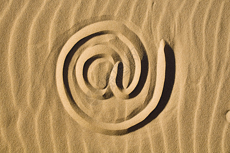 在沙子上画着的标志邮政海滩电子邮件绘画概念地址邮件晴天水平技术图片
