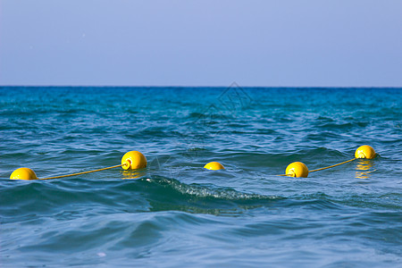 杂居救生员警卫导航塑料帮助港口海浪蓝色海洋危险图片