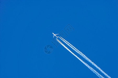 蓝天空和喷气飞机的背景图片