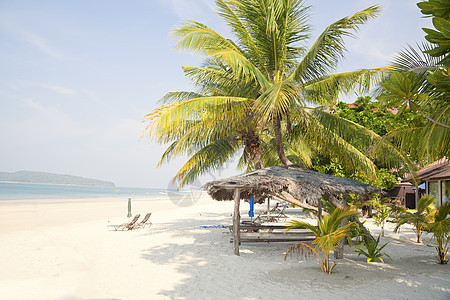 马来西亚兰卡维 马来西亚 沙沙滩上伞下休息厅海景异国风景海浪躺椅晴天闲暇椅子假期天空图片