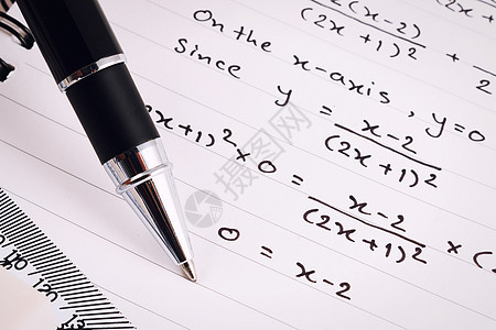 数学 等式特写 家庭工作 解决数学问题学生方程式家庭作业方程孩子们配件代数物理笔记计算器图片
