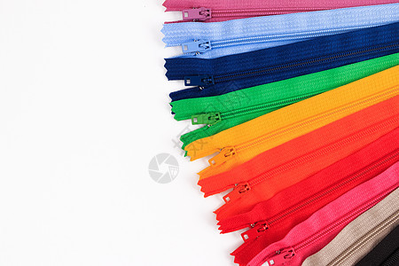 白色背景中六种不同颜色的彩色拉链衣服宏观团体粉色织物裁缝紧固件彩虹压缩红色图片