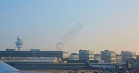 荷兰阿姆斯特丹Schiphol机场天空旅行乘客行李交通窗户蓝色运输假期控制器图片