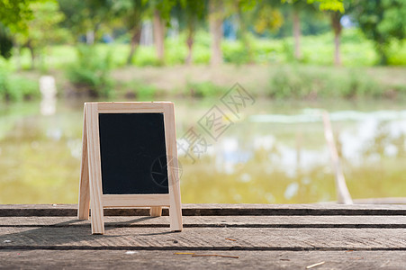 生锈木制板上的小黑板框架教育广告牌店铺粉笔咖啡店潮人销售标签桌子图片