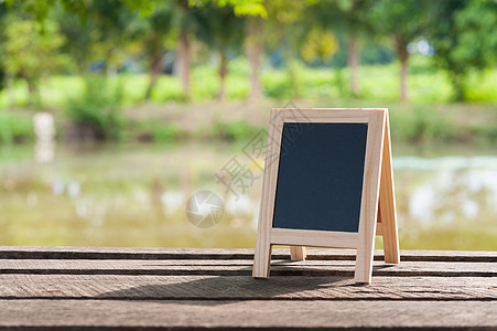 生锈木制板上的小黑板粉笔销售广告牌咖啡店菜单商业教育标签桌子店铺图片