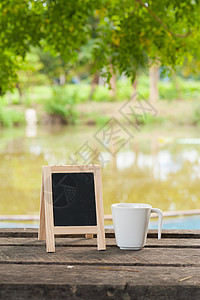生锈木制板上的小黑板桌子木板广告牌商业餐厅咖啡公告潮人框架酒吧图片