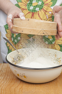 妇女手在烤馅饼前准备面粉食物面包师木板女士手工粉末女性酵母烹饪桌子图片