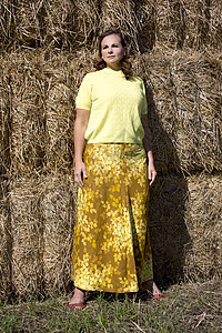 身穿黄色秋天服装的妇女季节女性喜悦季节性女士公园叶子闲暇快乐图片