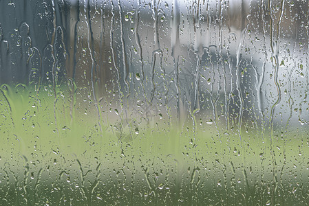 雨天窗口到花园图片