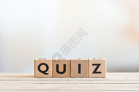 木制桌子上的Quiz 标志图片