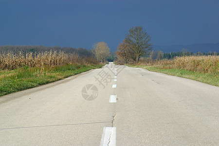 秋天在草地和田间之间空旷的道路运动倾斜天空赛道运输风景蓝色地平线场地剥离图片