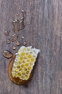 蜂窝和蜂蜜陶瓷金子食物营养木头甜点制品液体产品圆圈图片