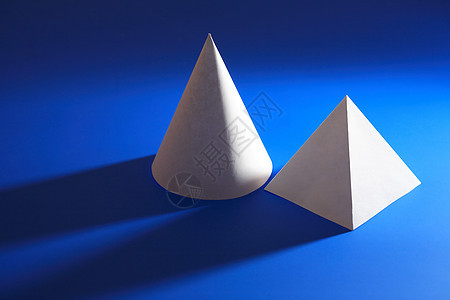 白色磁带和蓝色金字塔背景图片