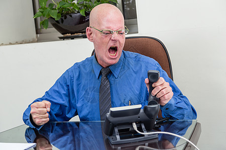 在办公桌打电话的商务人士 愤怒电脑男人公司办公室职场微笑男性商务技术商业图片