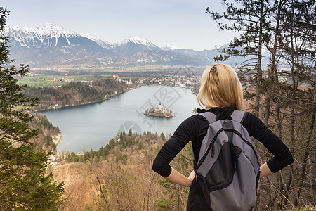 斯洛文尼亚布莱德湖周围的美丽自然文化游客活动高山地标运动全景旅游国家女士图片
