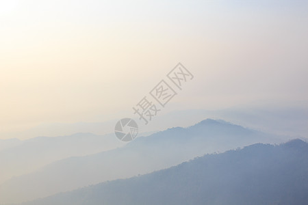 冬山的日出 迷雾梦幻般的景色冒险图层天线薄雾场景日落山脉阳光蓝色旅游背景图片