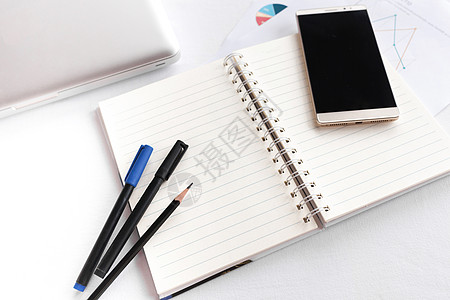 带铅笔笔笔记本电脑和智能手机概念的空白笔记本材料框架木工桌子建造笔记组织教育学校木头图片