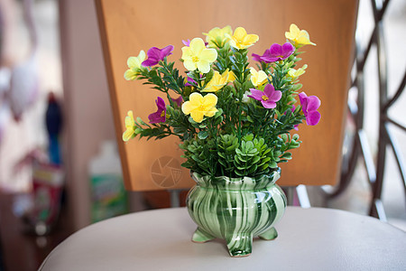花瓶中的可塑花紫色装饰蓝色桌子叶子塑料礼物房间奢华花瓣图片