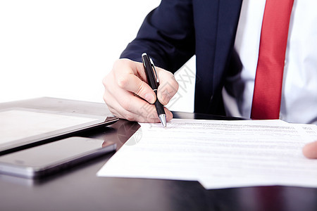 一个男人用钢笔在文件上写字的手指的低视角 概念上是沟通 通信 商业协议 法律合同或创造力图片