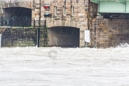 暴雨时被淹没的船锁环境防洪世纪气候变化码头墙天桥航道屏障自然现象投资者图片