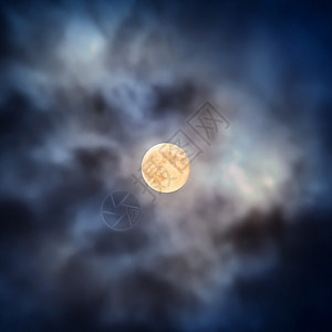 在满月时 通过飘云夜视背景图片