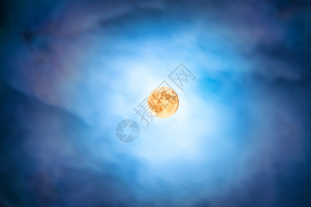 夜幕透过移动的蓝云在满月中观望星星行星天文学月光天空蓝色月球场景气氛橙子背景图片