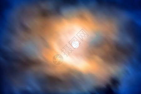 夜幕透过移动的蓝云在满月中观望气氛天空天文学月光戏剧性场景橙子行星星星蓝色背景图片