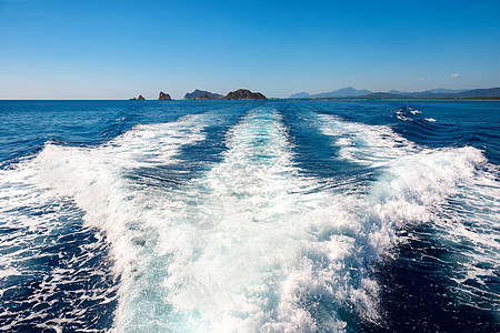 船身后蓝海的波浪发动机天空巡航钓鱼泡沫运动海岸乐趣旅行海浪图片