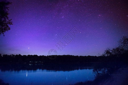 美丽的夜空 湖上有许多星星行星场景星云宇宙反射调子日落紫色星系月光图片