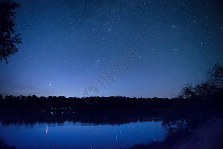 美丽的夜空 湖上有许多星星森林行星星系海洋星云场景地平线天文学乳白色蓝色图片