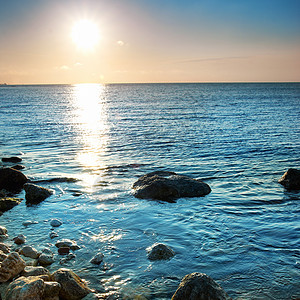 美丽的海日落晴天蓝色天气天空季节海滩橙子日出反射海浪图片