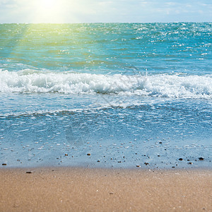 蓝海和有金沙沙的海滩支撑太阳光线天堂阳光海洋光束地平线旅行热带射线图片