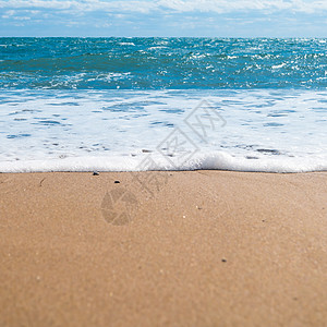 蓝海和有金沙沙的海滩风景支撑天空蓝色季节海景冲浪假期太阳地平线图片