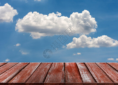 蓝色天空和云彩背景上顶的木板白色展示桌子桌面空白木头柜台剪辑甲板图片