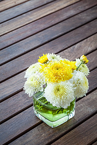 花瓶中的花朵木头玻璃花瓣花束植物礼物雏菊生长桌子叶子图片