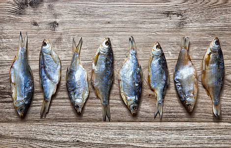 木本底的干鱼小吃钓鱼饲养淡水农场脱水动物鳟鱼午餐桌子图片