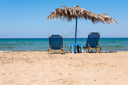 香蕉海滩上的阳床和草伞海岸旅行蓝色休息室闲暇海岸线旅游假期海洋太阳图片