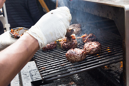 牛肉汉堡在食物摊烤架上被烤焦熏肉厨师城市敷料猪肉大车小吃厨房摊位火炉图片