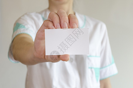医生的手持空白名片卡片广告小册子药品工作木板外科药店展示实验室图片