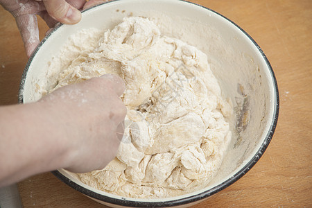 妇女手准备新鲜的酵母面团女士面包师小麦桌子食物木头面包手工木板馅饼图片