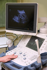 通过对婴儿进行超声波扫描 对孕妇肚子进行医学检查图片