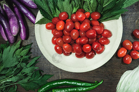 小西红柿和生锈黑木木背面的绿蔬菜文化桌子营养水果沙拉木板食物花园乡村宏观图片