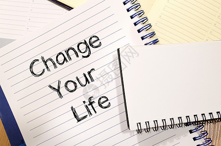 在笔记本上改变你的人生培育小路控制幸福生长概念质量动机进步收费图片