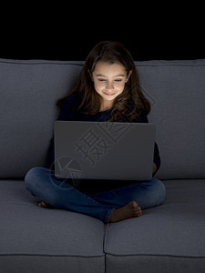 小女孩用笔记本电脑工作学习快乐互联网孩子们手表女孩技术沙发儿童童年图片