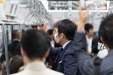 乘东京地铁的乘客铁路车站火车人群电话成人人士商业城市工作图片