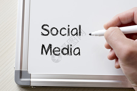 写在白板上的社交媒体电话团体营销网站社会技术手机网络电脑男人图片